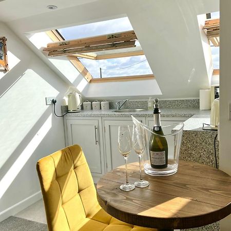 Seascape - Stylish Modern Apartment Barton-on-Sea Exterior foto