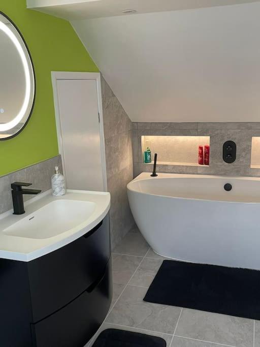 Seascape - Stylish Modern Apartment Barton-on-Sea Exterior foto